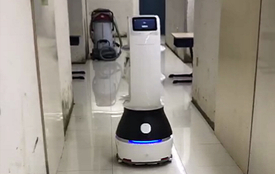 武汉方舱医院 智能机器人助力无接触送餐，展现中国科技抗疫力量